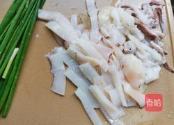 芹菜炒尤鱼的做法图解1