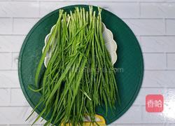 蒜苗炒鸡蛋的做法图解2