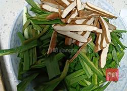 大蒜干丝炒肉丝的做法图解1