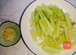 鸭杂炒芹菜的做法图解2