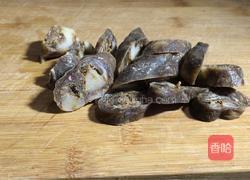 腊肠烧土豆的做法图解1