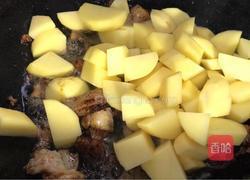 腊肠烧土豆的做法图解7