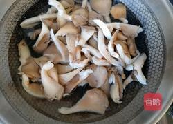 家常蘑菇炒肉的做法图解3