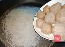 Illustration of how to make beef balls and oyster mushroom rice noodles 4