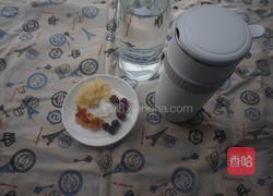红枣银耳桃胶桂圆羹的做法图解1