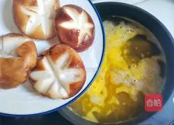 Illustration of how to make fish maw chicken in golden soup 10