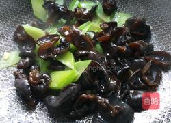 莴笋炒木耳的做法图解9