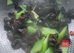 莴笋炒木耳的做法图解10