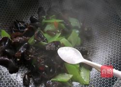 莴笋炒木耳的做法图解11