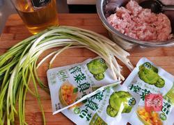 猪肉香葱榨菜锅盔的做法图解2