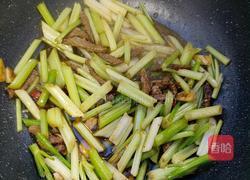 芹菜炒牛肉的做法图解4