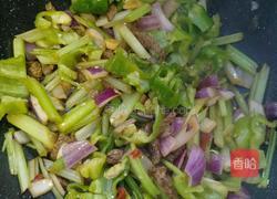 芹菜炒牛肉的做法图解5