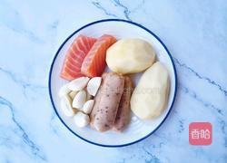 三文鱼香肠烤土豆的做法图解1