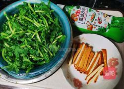 茼蒿炒香干的做法图解1