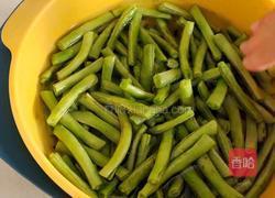 肉沫炒豇豆的做法图解2