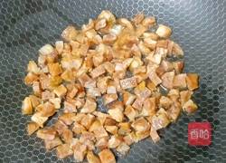 腊肠芹菜胡萝卜炒饭的做法图解3