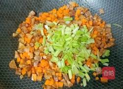 腊肠芹菜胡萝卜炒饭的做法图解5