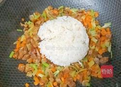 腊肠芹菜胡萝卜炒饭的做法图解6
