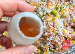 五彩咸蛋糯米饭的做法图解1