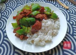 尖椒小炒肉盖饭的做法图解1