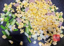 玉米烤肠炒饭的做法图解3