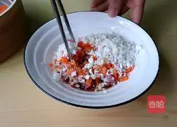 Illustration of how to make pearl meatballs 4