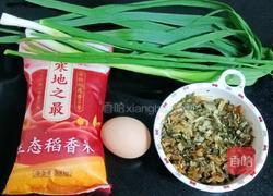 鸡蛋酸菜盖饭的做法图解1