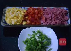 Illustration of how to make bacon and egg fried rice 2