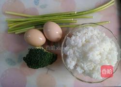 西蓝花蛋炒饭的做法图解1