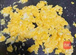 虾仁鸡蛋炒饭的做法图解3