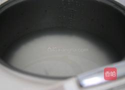 皮蛋瘦肉粥的做法图解2