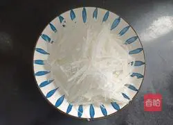  Illustration of how to make cold scallion oil and shredded radish 4