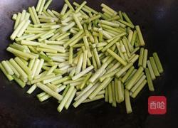 腊肉炒蒜薹的做法图解7