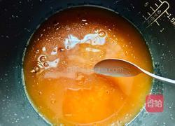 蟹味菇焖饭的做法图解2