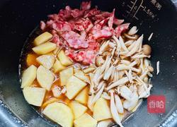 蟹味菇焖饭的做法图解3