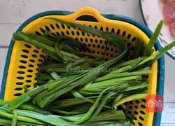 韭菜炒广式腊肠的做法图解2