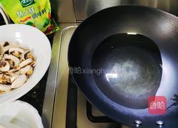 蘑菇豆腐裙带菜汤的做法图解3