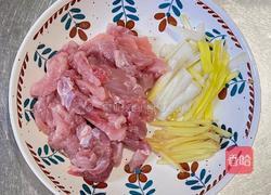 【春季“养肝”】豆苗炒肉的做法图解1