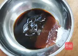 Illustration of how to make noodles with scallion oil 1