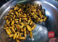 干煸蚕蛹的做法图解3