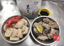黑豆莲藕猪骨汤的做法图解1