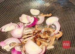 肚丝落锅面的做法图解2