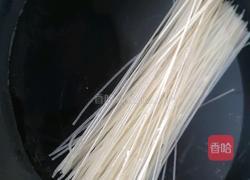 酸汤米线的做法图解2