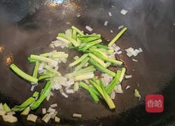 炸藕丸子烩粉条的做法图解2