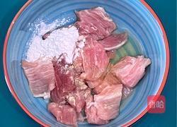 【春季“养肝”】鱼香豆腐烧肉的做法图解1
