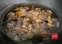 洋葱拌木耳的做法图解2