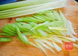 肉片炒芹菜的做法图解1