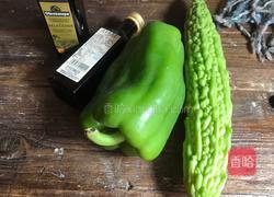 甜椒炒苦瓜的做法图解1