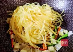 Illustration of how to make stir-fried shredded potatoes 5