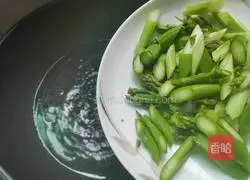 Illustration of how to make fried asparagus and shrimp 4